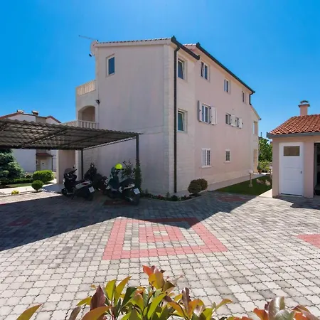 Apartman With Parking Space - 13378 *